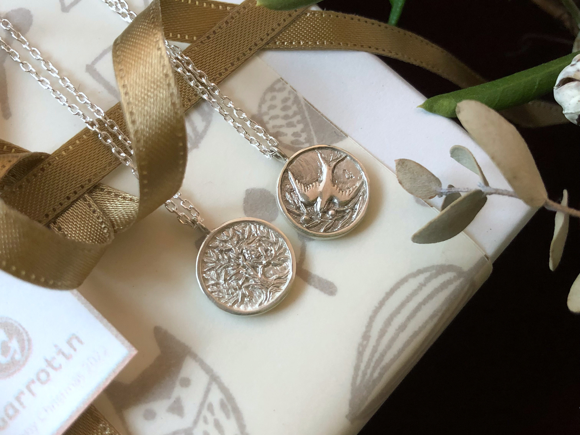 【クリスマスコフレ】2点ペアセット 選べる誕生石のオリーブとツバメのリバーシブルコインネックレス