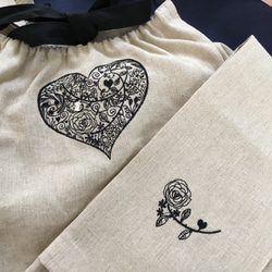 おから染エプロン　麻　ナプキン付き　ハート刺繍 1枚目の画像