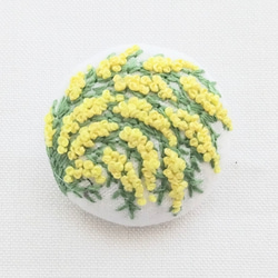 揺れるミモザの花　刺繍ブローチ 1枚目の画像