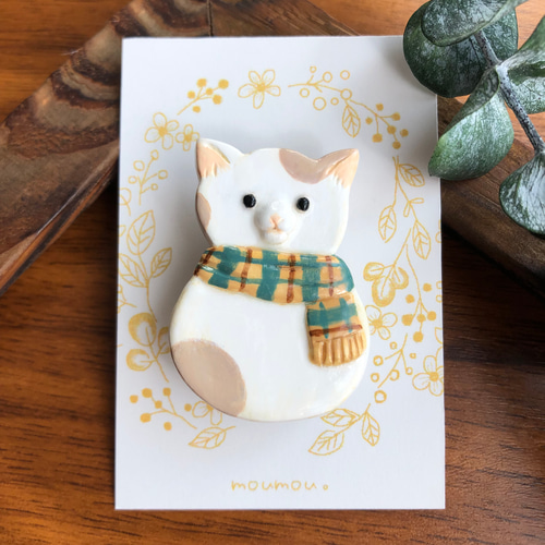 マフラーを巻いたネコ型の雪だるま ブローチ/ クリスマス / プレゼント  