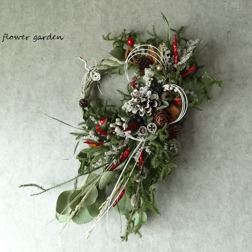 ヒカゲノカズラとナンキンハゼと水引きを添えた　しめ縄　お正月飾り　注連縄 ヒカゲノカズラとナンキンハゼと水引きを添えたしめ縄リースお正月飾り