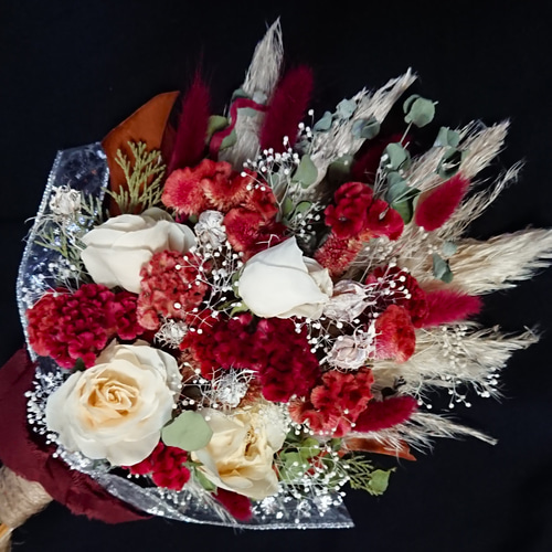 赤いケイトウと白い薔薇、パンパスグラスのお洒落で可愛いブリザーブド