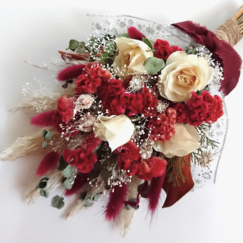 赤いケイトウと白い薔薇、パンパスグラスのお洒落で可愛い