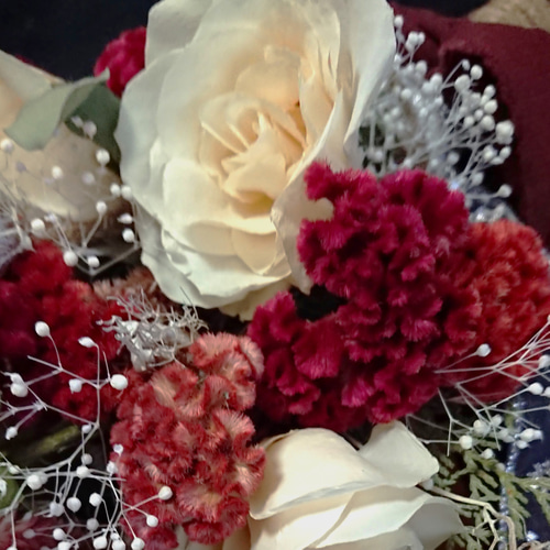 赤いケイトウと白い薔薇、パンパスグラスのお洒落で可愛いブリザーブド