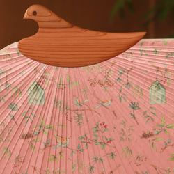 江戸仕立て都団扇千鳥型(千鳥うちわ) 「小鳥と木の実」伝統工芸品 誕生日ギフト プレゼント 母の日 父の日 2枚目の画像