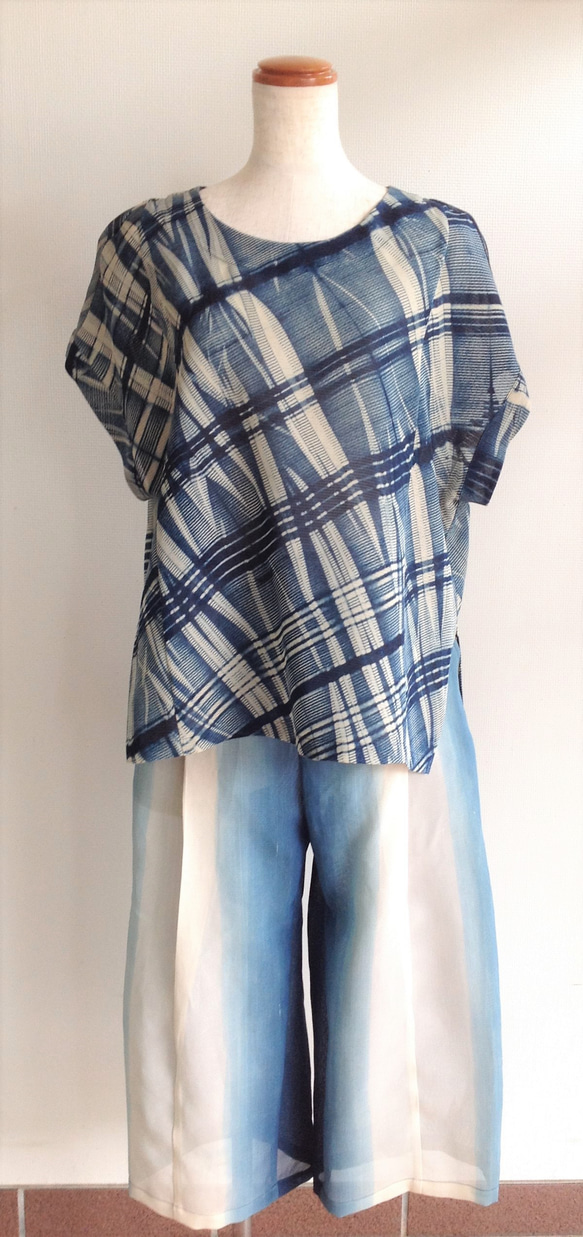 伝統織物のトップブランド夏塩沢に本藍染めを施した洋服オリジナルブランド『ナツシオンブルー』板締染（ベスト3／Ｔシャツ） 4枚目の画像
