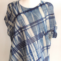 伝統織物のトップブランド夏塩沢に本藍染めを施した洋服オリジナルブランド『ナツシオンブルー』板締染（ベスト3／Ｔシャツ） 1枚目の画像