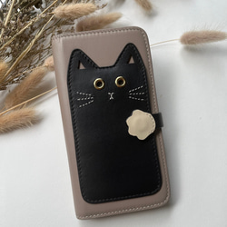 黒猫　手帳型スマホケース　レザー　名入れ無料　スマホケース　イニシャルが入れられる　IPHONEケース 1枚目の画像