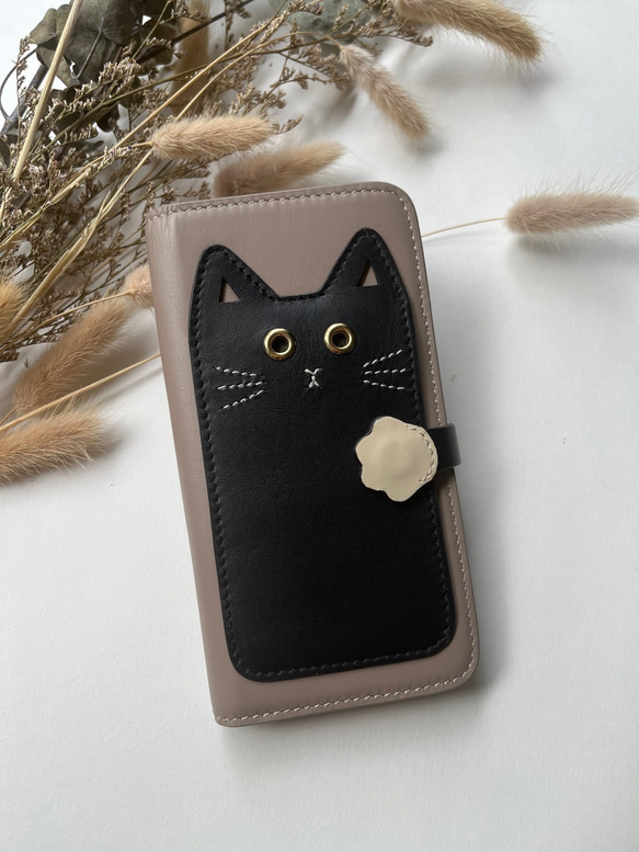 黒猫　手帳型スマホケース　レザー　名入れ無料　スマホケース　イニシャルが入れられる　IPHONEケース 1枚目の画像