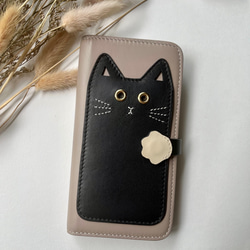 黒猫　手帳型スマホケース　レザー　名入れ無料　スマホケース　イニシャルが入れられる　IPHONEケース 2枚目の画像