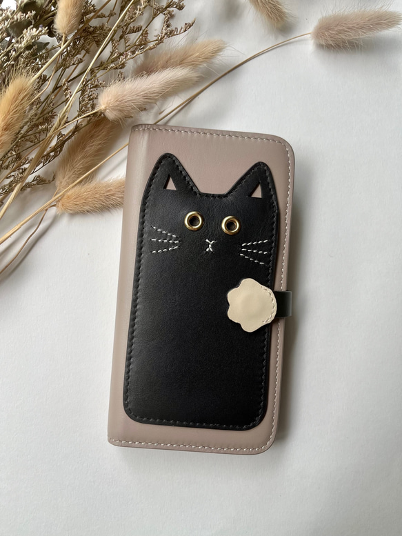 黒猫　手帳型スマホケース　レザー　名入れ無料　スマホケース　イニシャルが入れられる　IPHONEケース 2枚目の画像