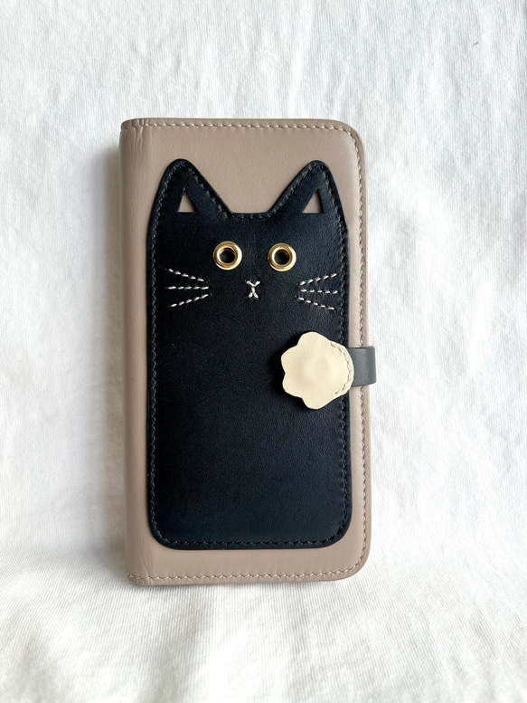 黒猫　手帳型スマホケース　レザー　名入れ無料　スマホケース　イニシャルが入れられる　IPHONEケース 3枚目の画像