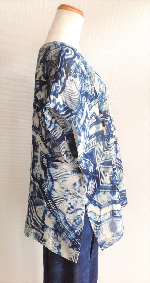 伝統織物のトップブランド夏塩沢に本藍染めを施した洋服オリジナルブランド『ナツシオンブルー』板締染（ベスト2／Ｔシャツ） 2枚目の画像
