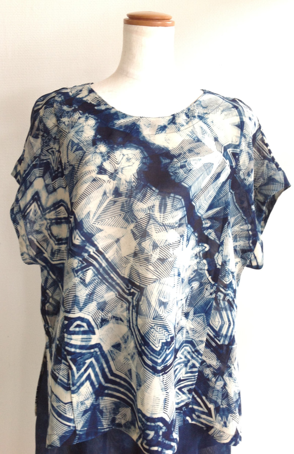 伝統織物のトップブランド夏塩沢に本藍染めを施した洋服オリジナルブランド『ナツシオンブルー』板締染（ベスト2／Ｔシャツ） 1枚目の画像