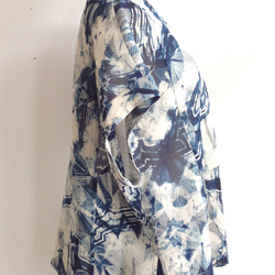 伝統織物のトップブランド夏塩沢に本藍染めを施した洋服オリジナルブランド『ナツシオンブルー』板締染（ベスト4／Ｔシャツ） 2枚目の画像
