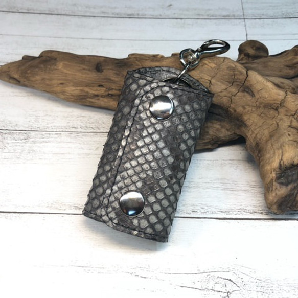 【蛇革】墨染めスマートキーケース 1枚目の画像