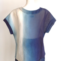 伝統織物のトップブランド夏塩沢に本藍染めを施した洋服オリジナルブランド『ナツシオンブルー』ぼかし染（ベスト7／Ｔシャツ） 3枚目の画像