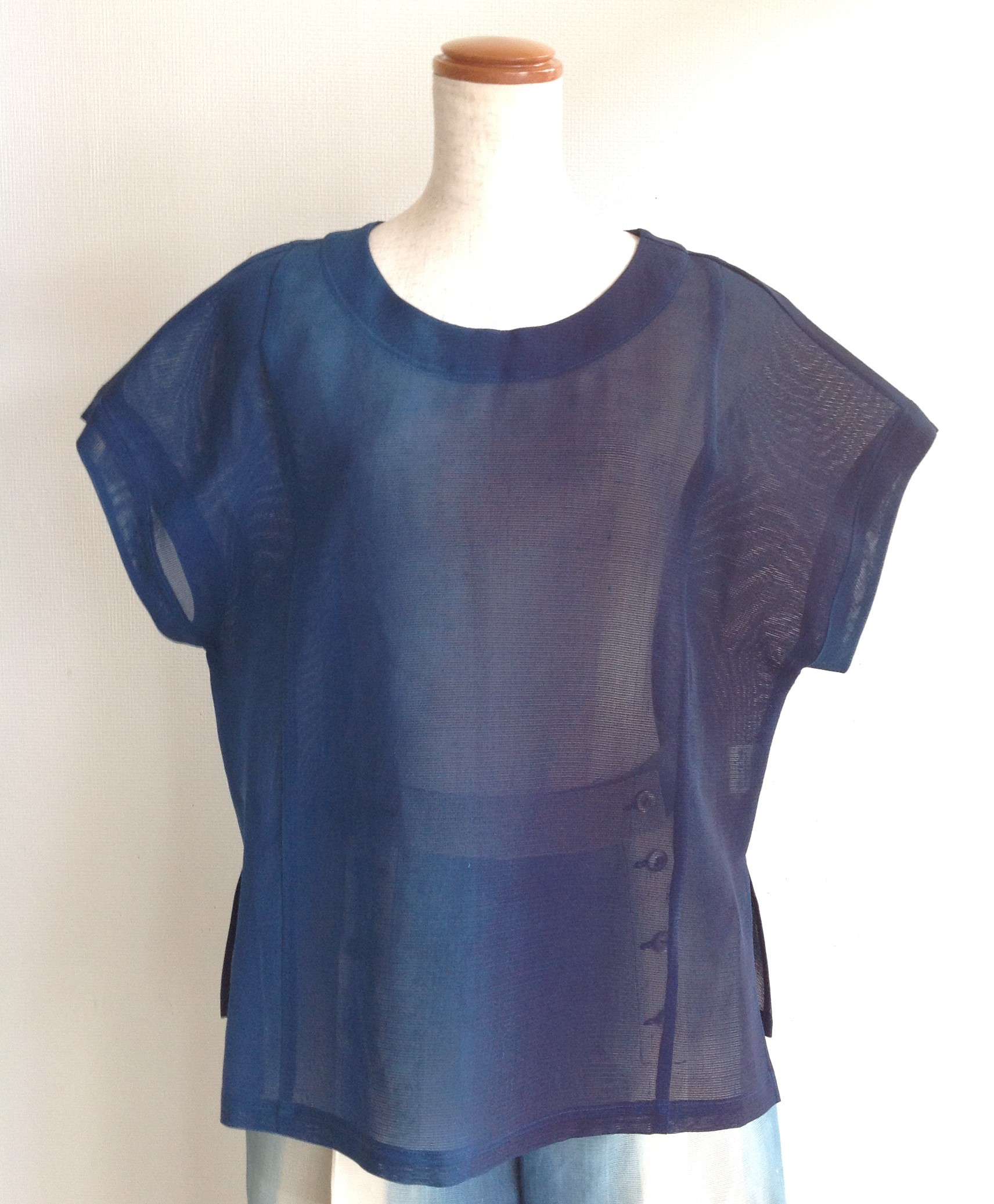 伝統織物のトップブランド夏塩沢に本藍染めを施した洋服オリジナルブランド『ナツシオンブルー』ぼかし染（ベスト8／Ｔシャツ）