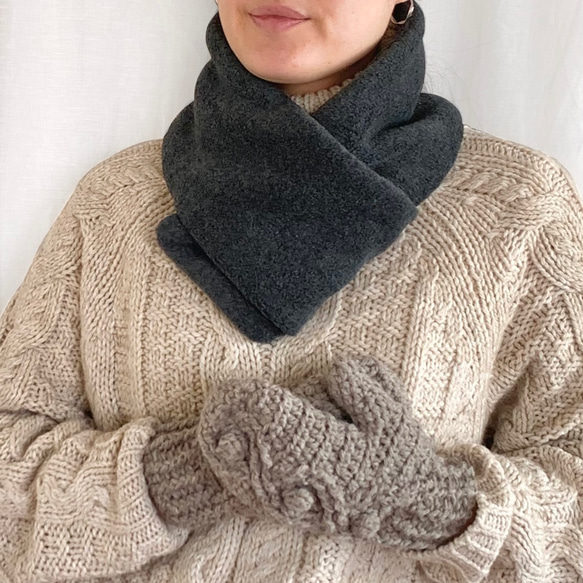 ◆特別価格!◆「シンプルが良い。」大人の上質&暖かフリース コンパクトマフラー(チャコール) 2枚目の画像