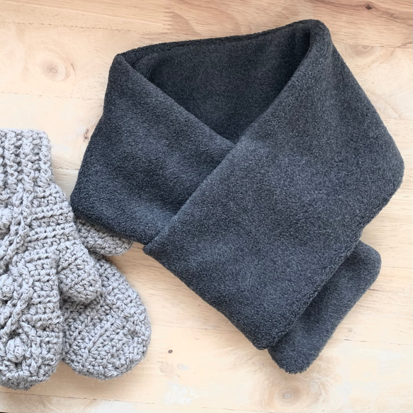 ◆特別価格!◆「シンプルが良い。」大人の上質&暖かフリース コンパクトマフラー(チャコール) 3枚目の画像