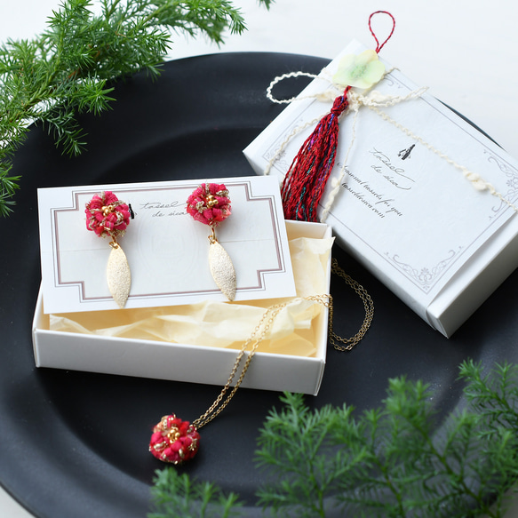 【クリスマスコフレ2022】小花モールピアス・イヤリングとネックレスセット 1枚目の画像