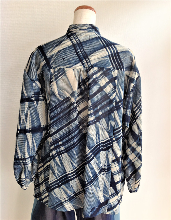 伝統織物のトップブランド夏塩沢に本藍染めを施した洋服オリジナルブランド『ナツシオンブルー』板締染（ブラウス10） 3枚目の画像