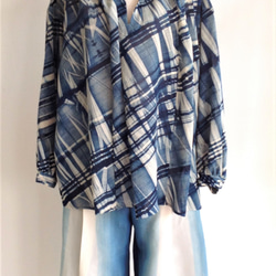 伝統織物のトップブランド夏塩沢に本藍染めを施した洋服オリジナルブランド『ナツシオンブルー』板締染（ブラウス10） 4枚目の画像