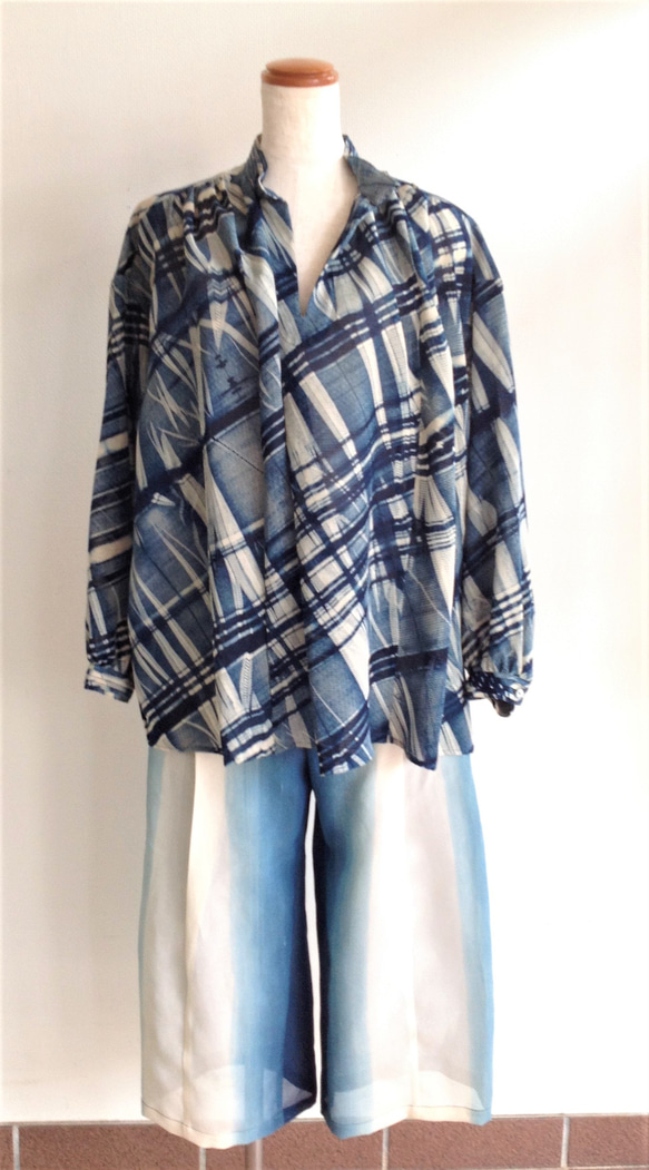 伝統織物のトップブランド夏塩沢に本藍染めを施した洋服オリジナルブランド『ナツシオンブルー』板締染（ブラウス10） 4枚目の画像