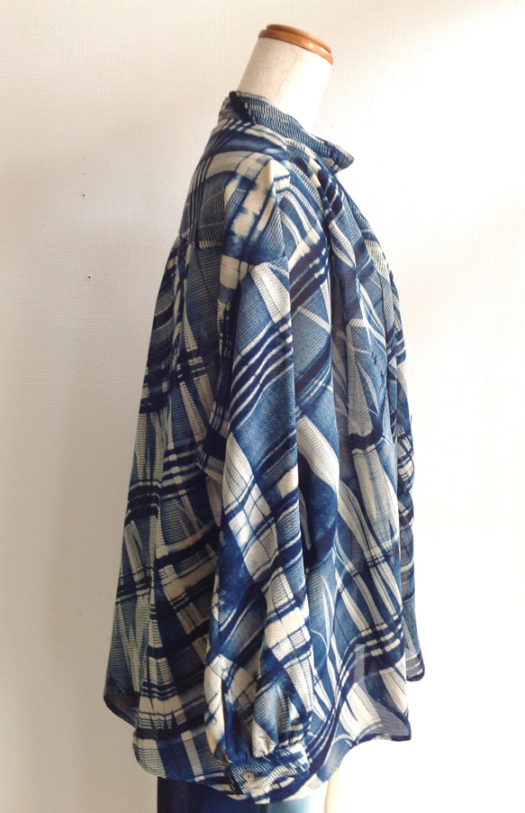 伝統織物のトップブランド夏塩沢に本藍染めを施した洋服オリジナルブランド『ナツシオンブルー』板締染（ブラウス10） 2枚目の画像