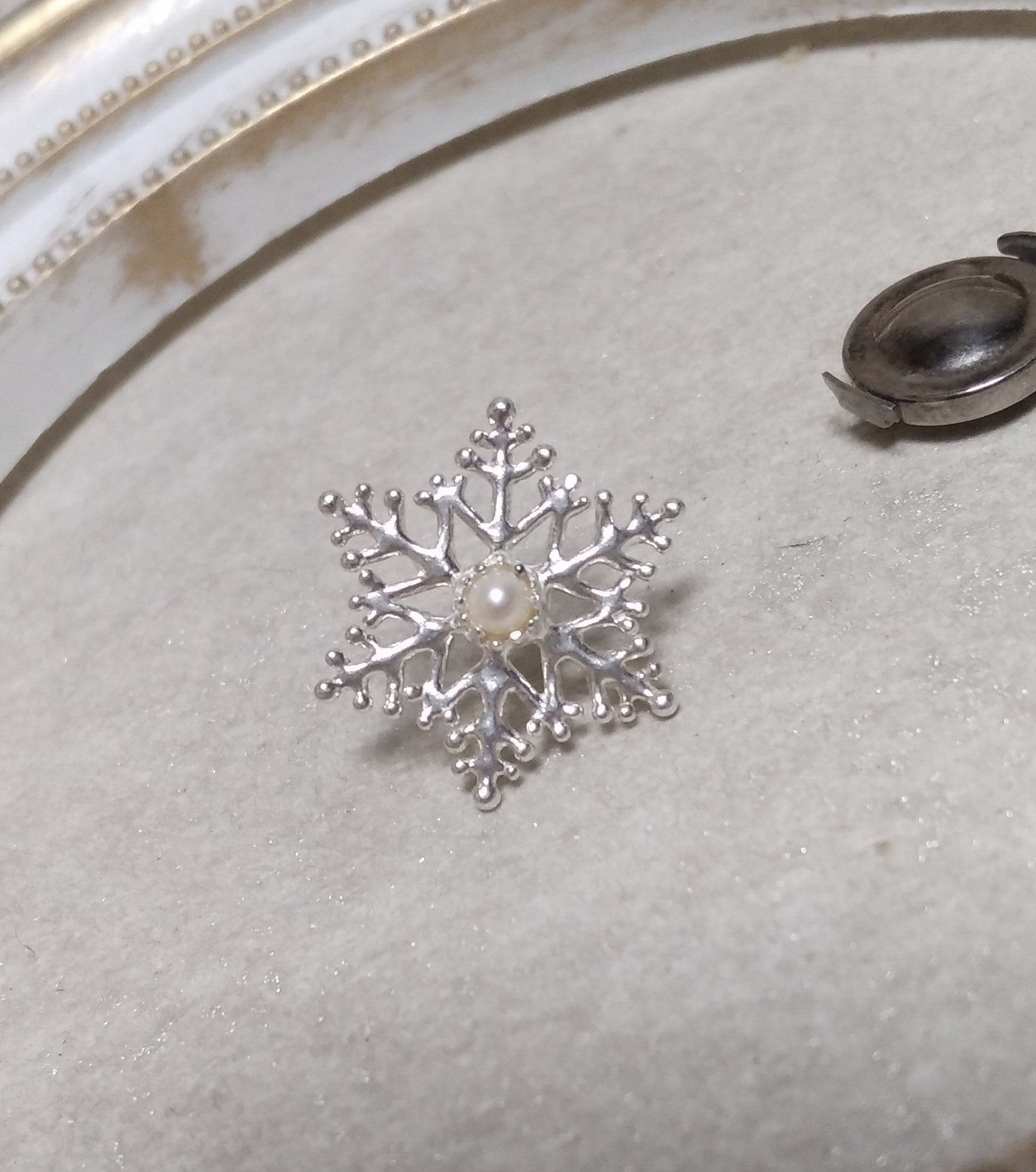 【楽天最安値に挑戦】 受注製作】雪の結晶ピンバッジ(シルバー925製) yae ピンバッチ その他