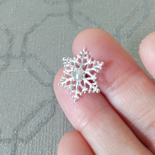 受注製作】雪の結晶ピンバッジ(シルバー925製) ピンバッチ yae