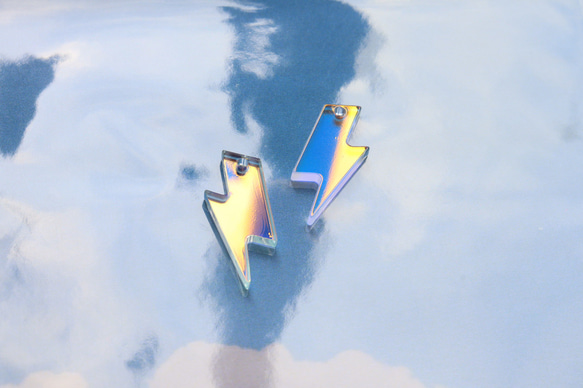 かっこいい雷のアクリル樹脂チャーム　オーロラ 7枚目の画像