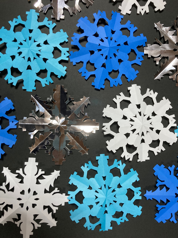 切り絵　雪だるまとツリー・ブルー系✳︎ 3枚目の画像