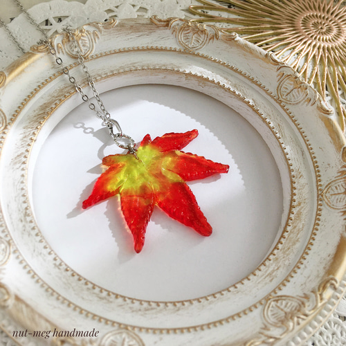 透明紅葉ネックレス(大)(茜と緑)(ペンダント/レジン/葉っぱ/リーフ