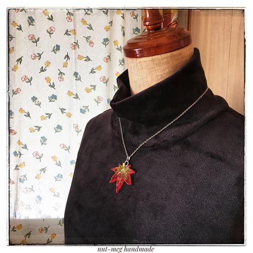 透明紅葉ネックレス(中)(茜と緑)(ペンダント/レジン/葉っぱ/リーフ