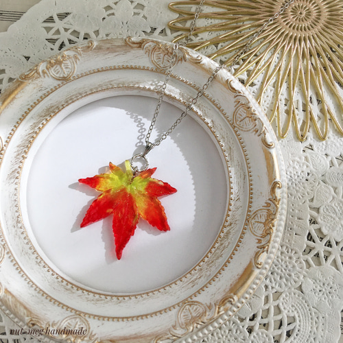 透明紅葉ネックレス(中)(茜と緑)(ペンダント/レジン/葉っぱ