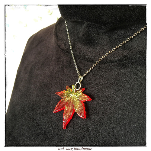 透明紅葉ネックレス(中)(茜と緑)(ペンダント/レジン/葉っぱ
