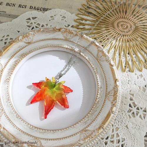 透明紅葉ネックレス(中)(レジン仕上げ)(ペンダント/レジン/葉っぱ