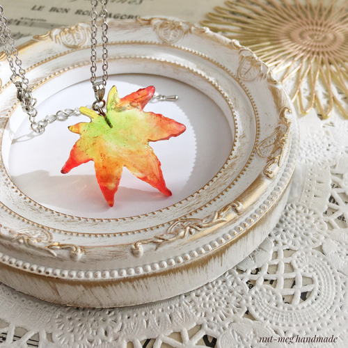 透明紅葉ネックレス(中)(レジン仕上げ)(ペンダント/レジン/葉っぱ