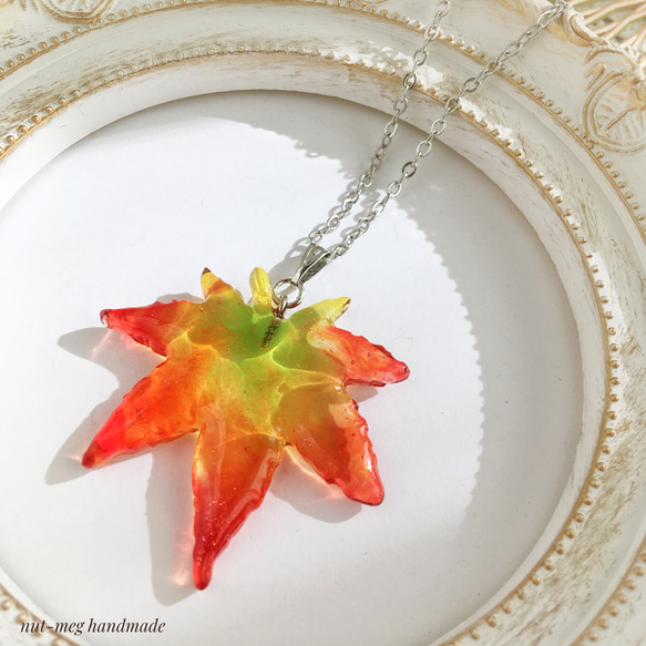 透明紅葉ネックレス(中)(レジン仕上げ)(ペンダント/レジン/葉っぱ