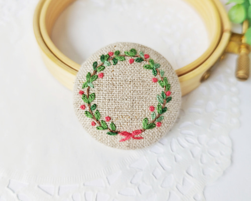 ブローチ 】刺繍 クリスマス リース くるみボタン ( 3.8cm ) ブローチ