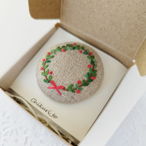 ブローチ 】刺繍 クリスマス リース くるみボタン ( 3.8cm ) ブローチ