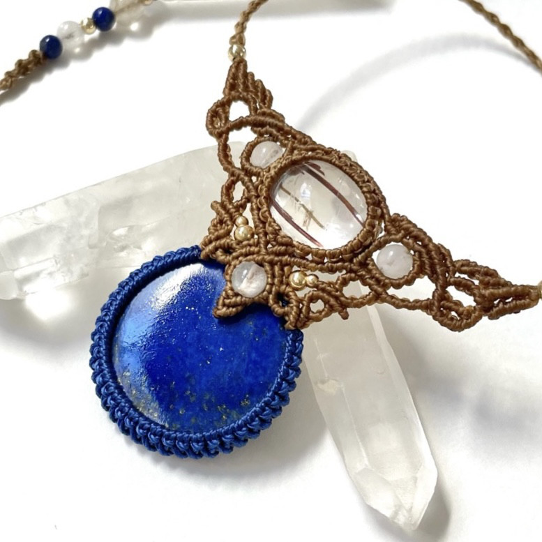 心強いあなたの味方 ♪♪♪ルチルクォーツとラピスラズリの天然石マクラメネックレス