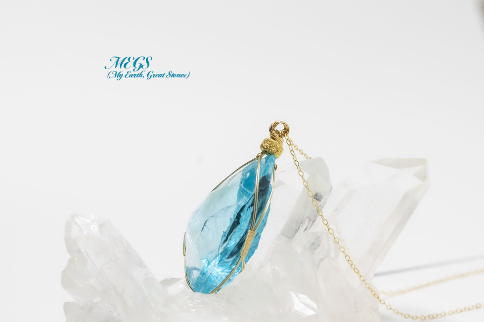 【女神巻き®】 アンダラクリスタル エクセレントイックターコイズ ～旅への誘い ワイヤーアートペンダントトップ