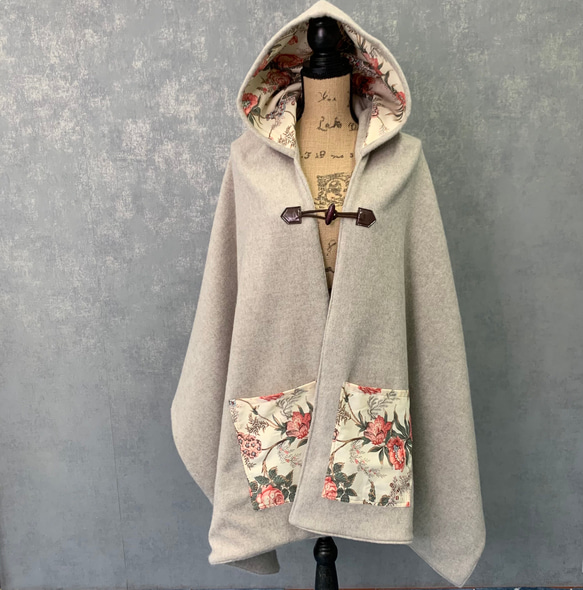 ■10 天內出貨 ■ [3 種顏色可選] 這款採用再生羊毛製成，「莫里斯世界在斗篷外套中栩栩如生。」秋冬款斗篷連帽披肩 第15張的照片