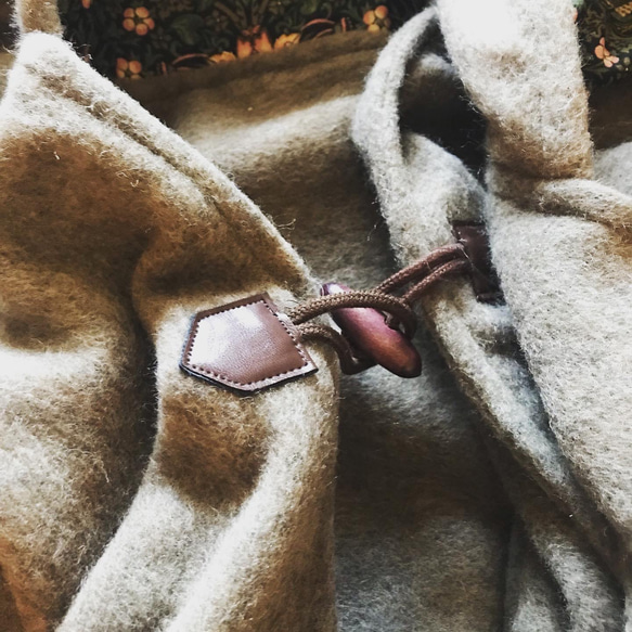 ■10 天內出貨 ■ [3 種顏色可選] 這款採用再生羊毛製成，「莫里斯世界在斗篷外套中栩栩如生。」秋冬款斗篷連帽披肩 第16張的照片