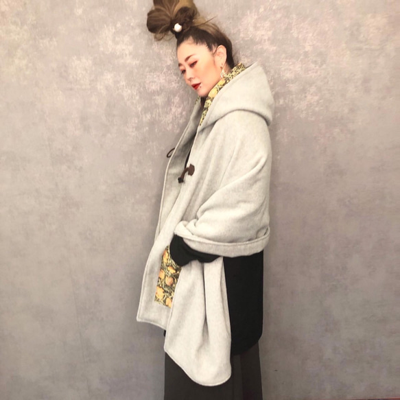 ■10 天內出貨 ■ [3 種顏色可選] 這款採用再生羊毛製成，「莫里斯世界在斗篷外套中栩栩如生。」秋冬款斗篷連帽披肩 第6張的照片