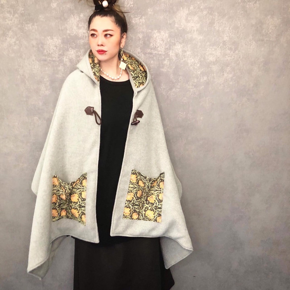 ■10 天內出貨 ■ [3 種顏色可選] 這款採用再生羊毛製成，「莫里斯世界在斗篷外套中栩栩如生。」秋冬款斗篷連帽披肩 第4張的照片