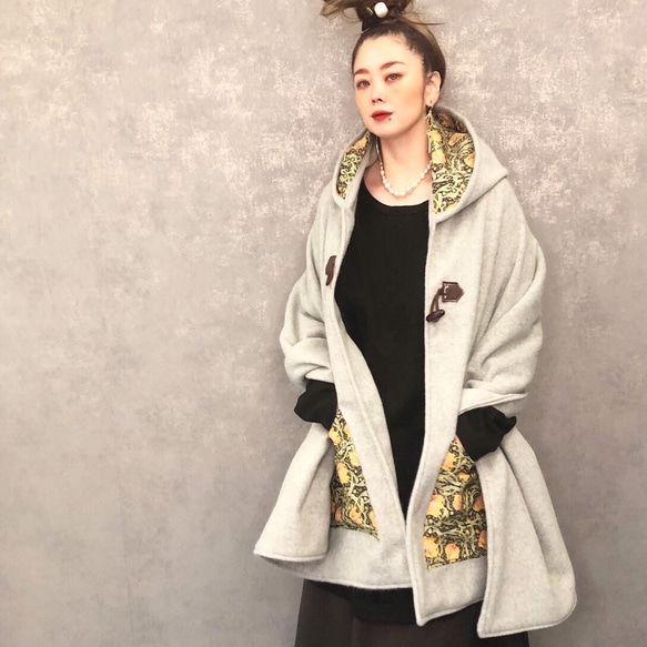 ■10 天內出貨 ■ [3 種顏色可選] 這款採用再生羊毛製成，「莫里斯世界在斗篷外套中栩栩如生。」秋冬款斗篷連帽披肩 第2張的照片