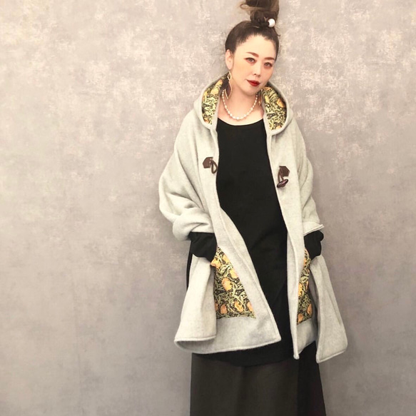 ■10 天內出貨 ■ [3 種顏色可選] 這款採用再生羊毛製成，「莫里斯世界在斗篷外套中栩栩如生。」秋冬款斗篷連帽披肩 第5張的照片